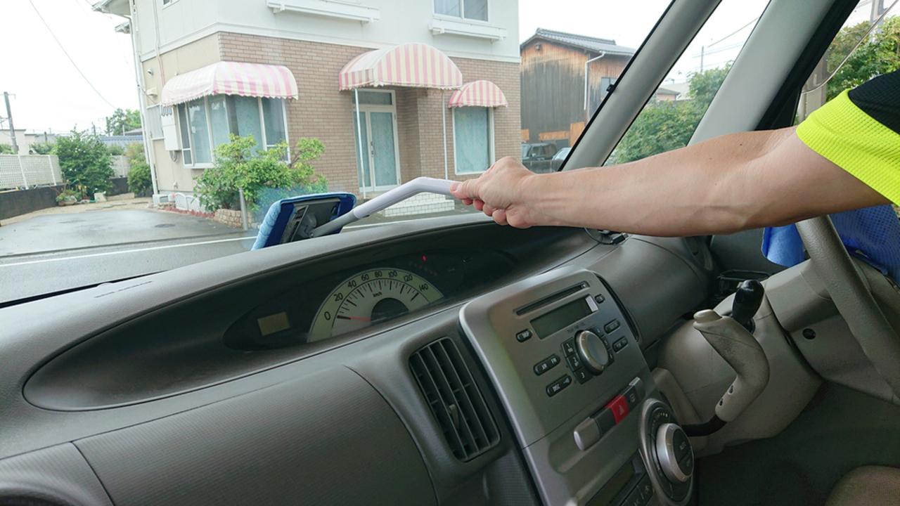 車のフロントガラスの内側を簡単に隅々までピカピカにできる、カーメイトの専用ツール2点